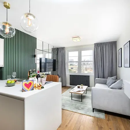 Stylish And Convenient 2 Bed Apartment